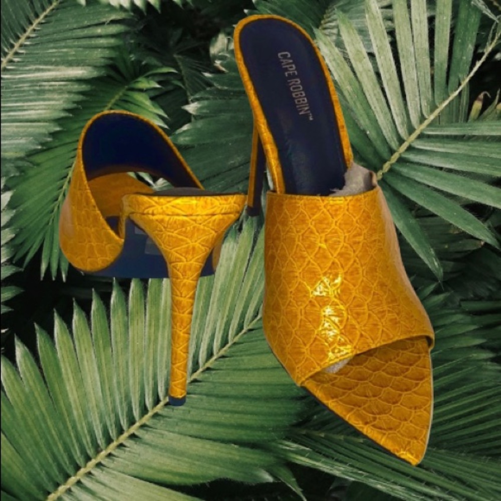 Snakeskin print heels 🌻
